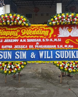 Karangan Bunga Happy Wedding UK 4 M x 125 CM Bunga Atas 2 Titik